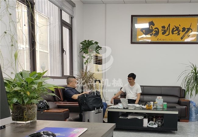 歡迎江蘇省客戶來红豆视频機械進行連續式红豆视频app下载機業務洽談