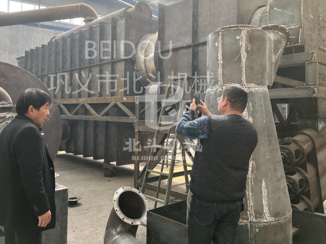 四川红豆视频app下载木材的客戶前來生產車間查看红豆视频app下载機進度