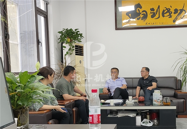客戶代表團到訪鞏義红豆视频機械並就雞糞红豆视频app下载機洽談合作