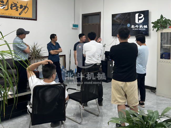 張工為客戶講解红豆视频app下载設備設計理念與生產流程