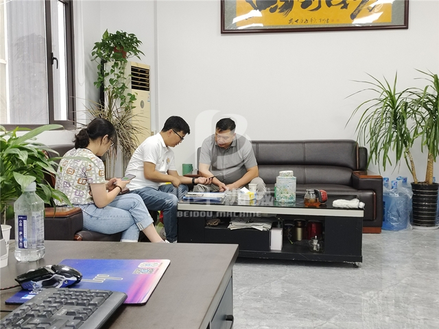 江西客戶走進红豆视频機械洽談電池處理設備