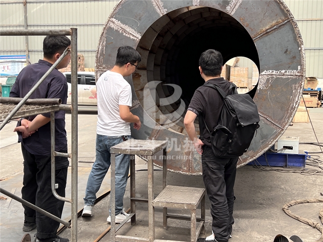 客戶走進木材红豆视频app下载機生產車間