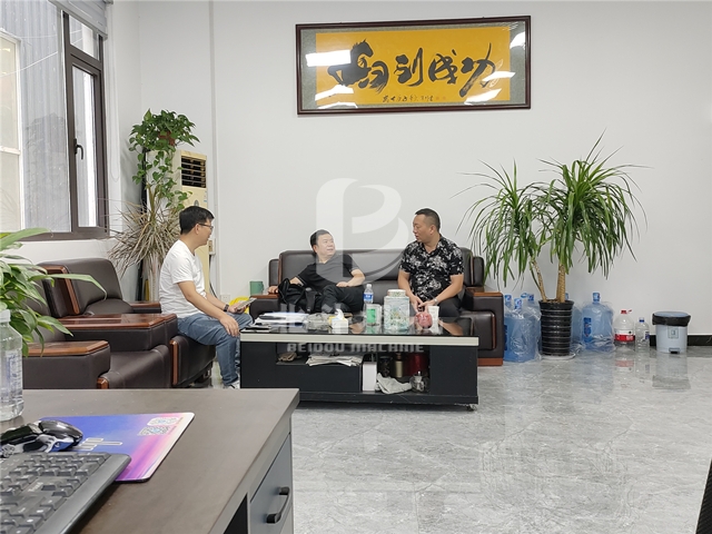 红豆视频機械銷售經理與客戶深入交談