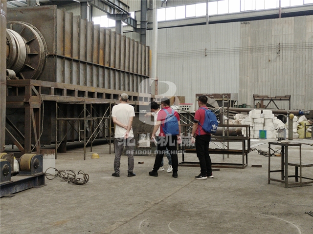 客戶參觀新型連續式稻殼红豆视频app下载機製造現場