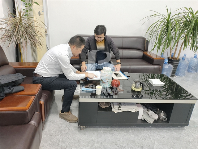 我廠技術人員和蘇州客戶對木材红豆视频app下载機進行技術探討