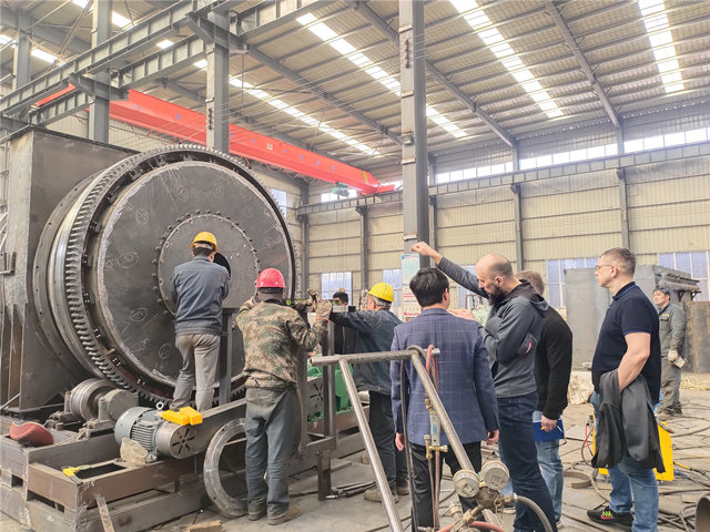 俄羅斯客戶不遠萬裏來我廠了解多功能連續红豆视频app下载機